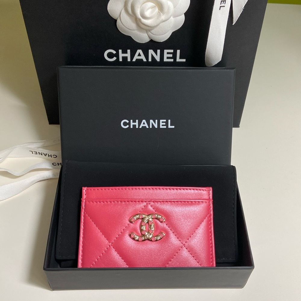 Chanel C19 Pink Iridescent Classic Card Holder NEW 💖💫🤍 pearls & hearts